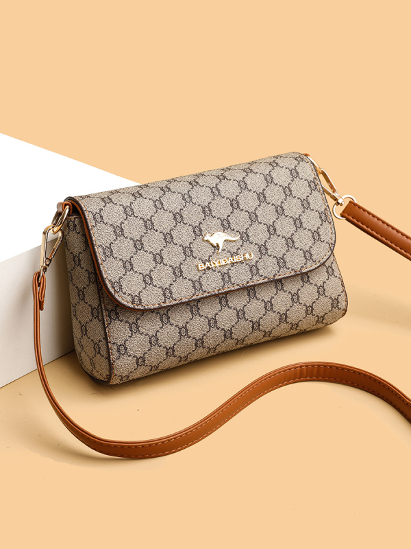 Ženska crossbody torba kvadratnog oblika, PVC materijal, podstava poliester, zatvaranje kapicom, unutarnji džepovi: zip pretinac, džep za mobitel, svakodnevna upotreba, jesen 2023
