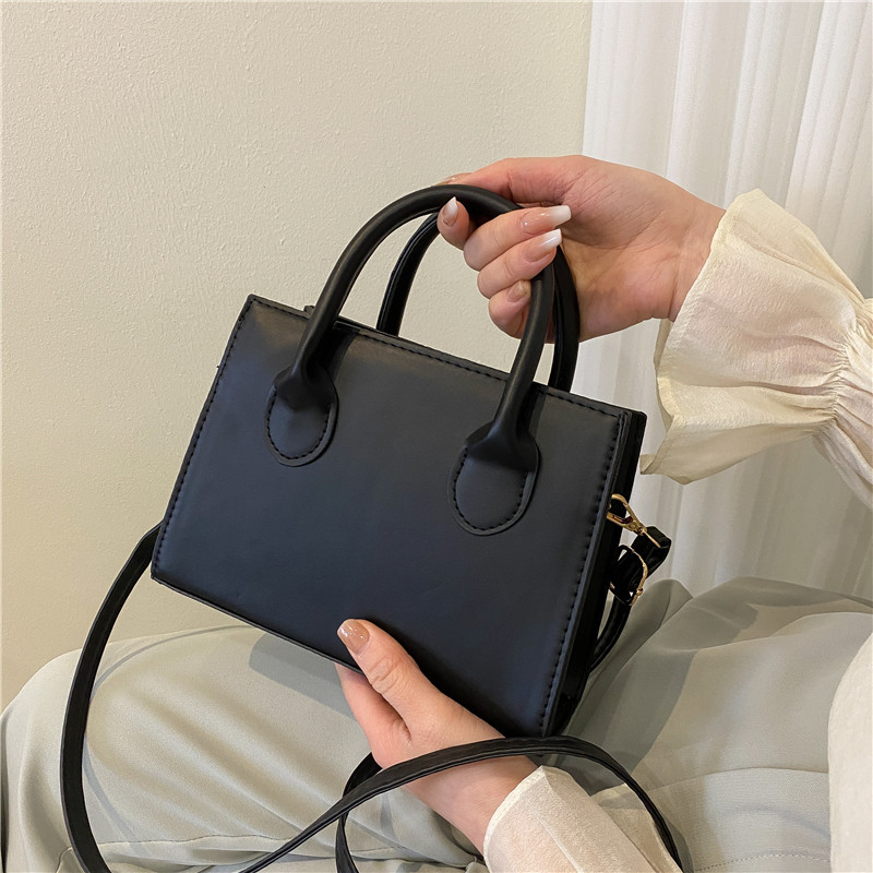Crossbody torba od PU, zatvaranje na zip, unutarnja džep s zipom, horizontalno kvadratni oblik, jedna naramenica