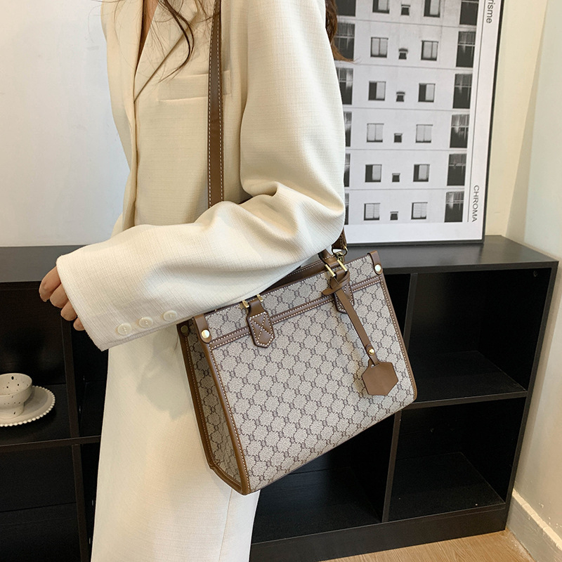 Ai Fashion PU Tote torba s lančanom ručkom, zatvaranje na zip, vodoravni kvadratni oblik, unutarnji džep sa zipom