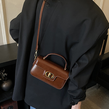 Új retro crossbody táska — PU anyag, vízszintes négyszögletes forma, fedéllel záródó, rejtett cipzáras zseb és telefonzseb, poliészter bélés