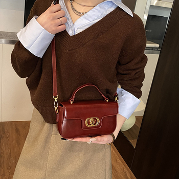 Új retro crossbody táska — PU anyag, vízszintes négyszögletes forma, fedéllel záródó, rejtett cipzáras zseb és telefonzseb, poliészter bélés