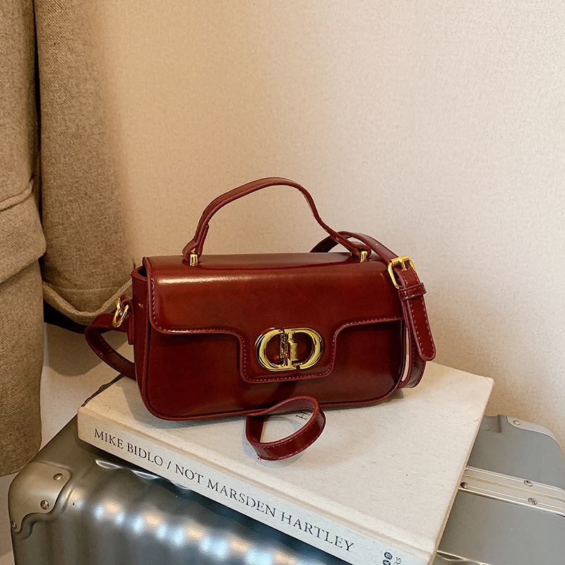 Új retro crossbody táska — PU anyag, vízszintes négyszögletes forma, fedéllel záródó, rejtett cipzáras zseb és telefonzseb, poliészter bélés