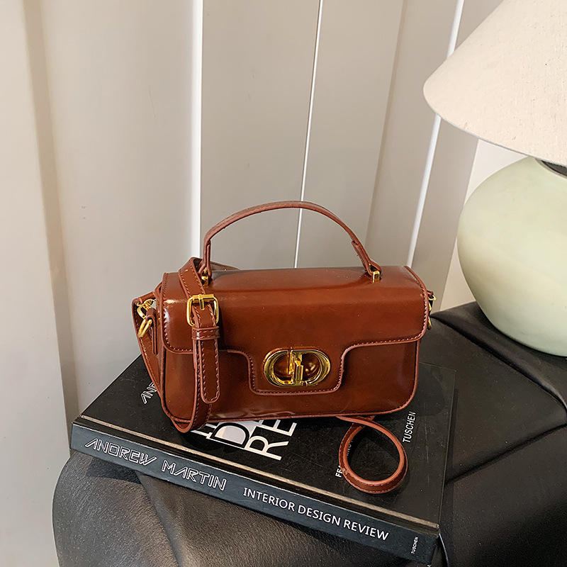 Új retro crossbody táska — PU anyag, vízszintes négyszögletes forma, fedéllel záródó, rejtett cipzáras zseb és telefonzseb, poliészter bélés