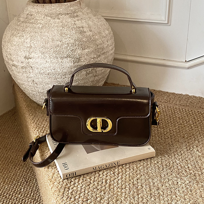 Új retro crossbody táska — PU anyag, vízszintes négyszögletes forma, fedéllel záródó, rejtett cipzáras zseb és telefonzseb, poliészter bélés