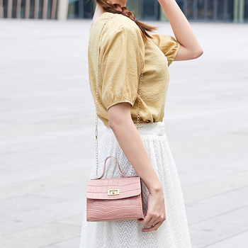 Női Kelly táska | Anyag: PU | Stílus: Kelly táska | Forma: Vízszintes négyzet | Nyitás módja: Fedél | Keménység: Közepes