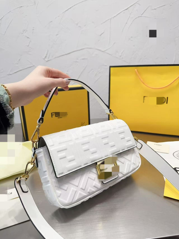 Crossbody torba s reljefnom teksturom, PVC materijal, baguette stil, proljeće 2025, za svakodnevnu upotrebu