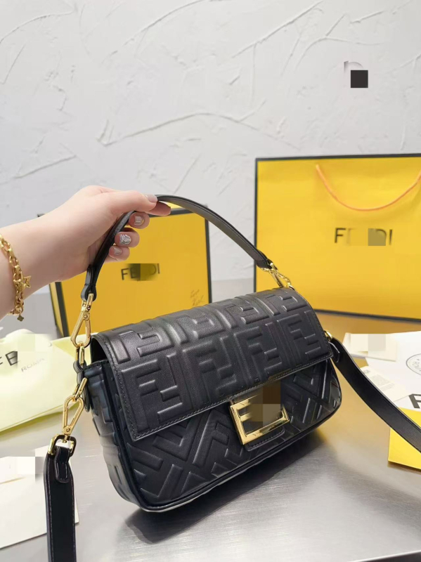 Crossbody torba s reljefnom teksturom, PVC materijal, baguette stil, proljeće 2025, za svakodnevnu upotrebu