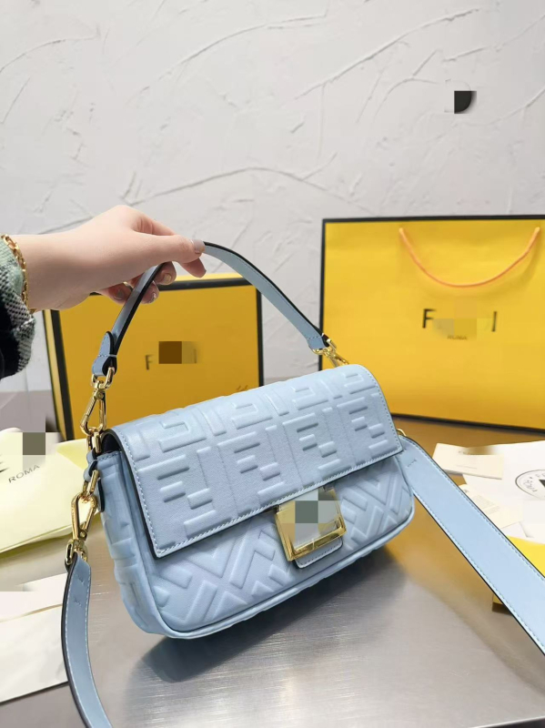 Crossbody torba s reljefnom teksturom, PVC materijal, baguette stil, proljeće 2025, za svakodnevnu upotrebu