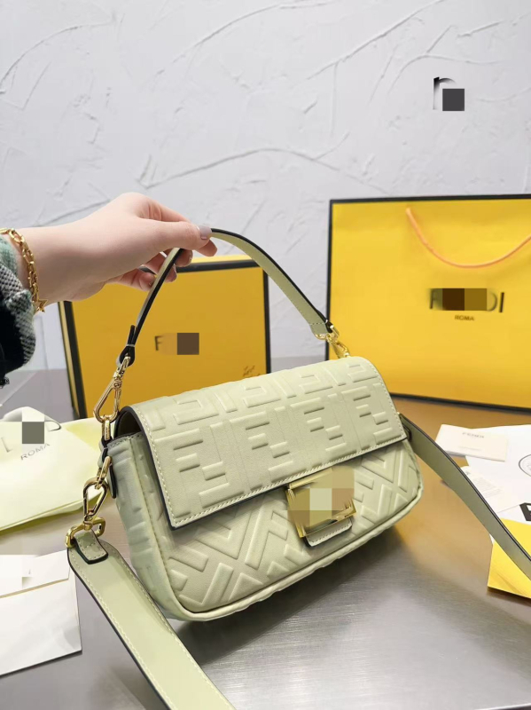Crossbody torba s reljefnom teksturom, PVC materijal, baguette stil, proljeće 2025, za svakodnevnu upotrebu