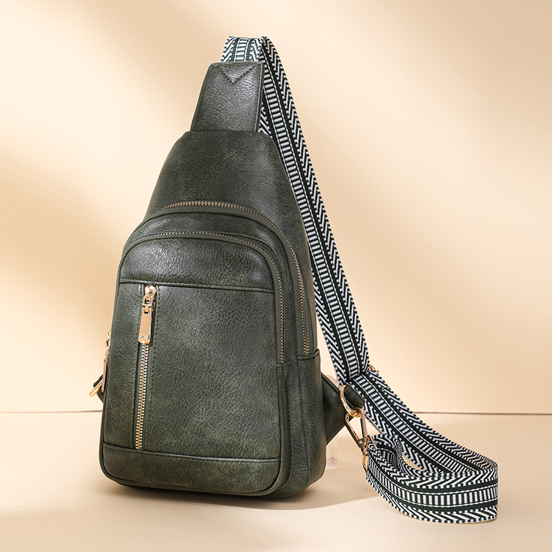 Crossbody táska, Corduroy anyag, cipzáras zárás, poliészter bélés, belső dokumentumrekesz és cipzáras rekesz, 2026 tavasz megjelenés