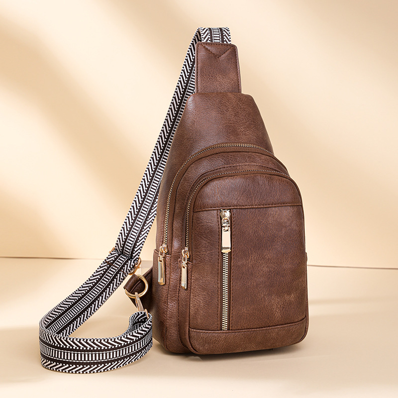 Crossbody táska, Corduroy anyag, cipzáras zárás, poliészter bélés, belső dokumentumrekesz és cipzáras rekesz, 2026 tavasz megjelenés