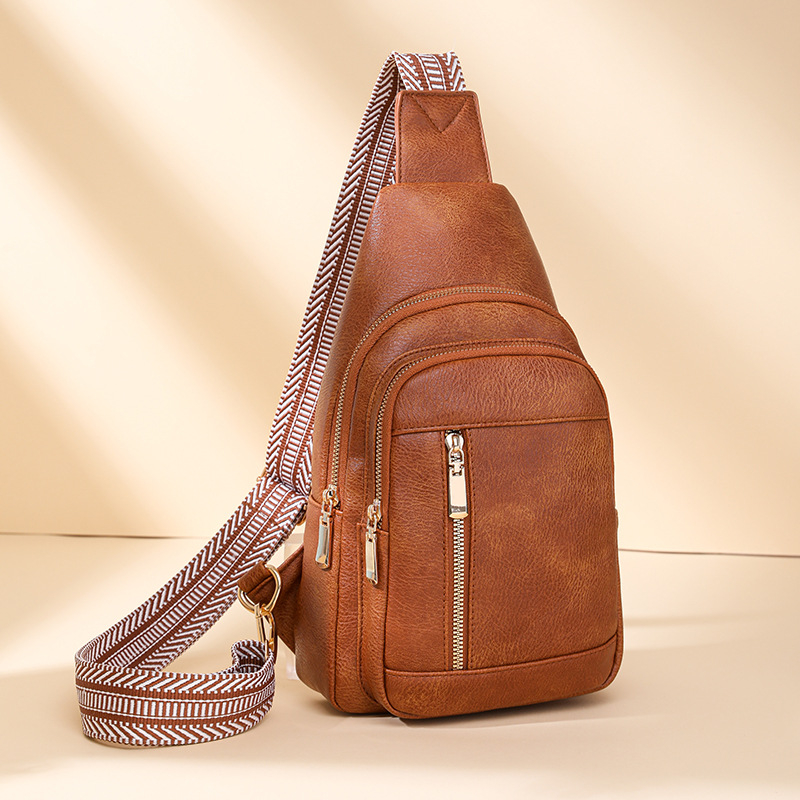 Crossbody táska, Corduroy anyag, cipzáras zárás, poliészter bélés, belső dokumentumrekesz és cipzáras rekesz, 2026 tavasz megjelenés