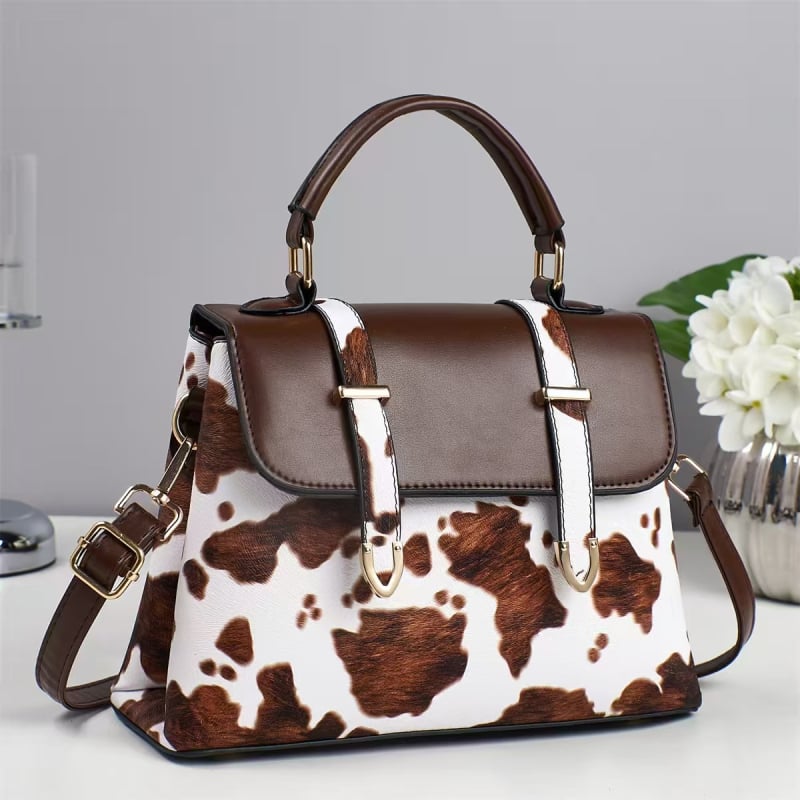 PU-ból készült street style oldaltáska, vízszintes négyszögletes forma, laminált cipzáros zseb, belső patch zseb, egy vállpánt