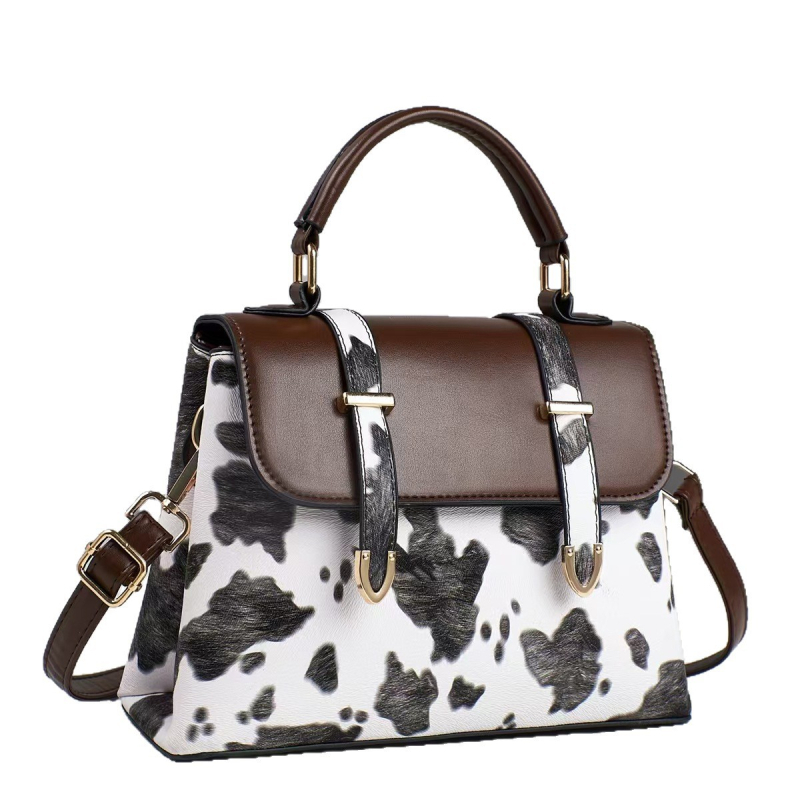 PU-ból készült street style oldaltáska, vízszintes négyszögletes forma, laminált cipzáros zseb, belső patch zseb, egy vállpánt