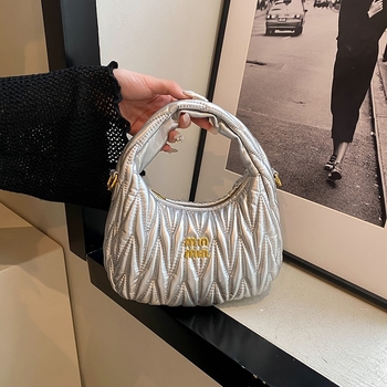 PU ženska crossbody torba, vodoravni kvadratni oblik, najlonska podstava, zatvaranje na zip, jedan remen, gradski minimalistički stil, ljeto 2025