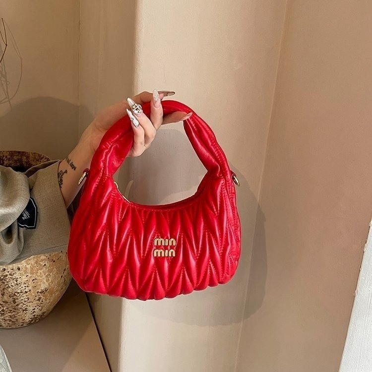 PU ženska crossbody torba, vodoravni kvadratni oblik, najlonska podstava, zatvaranje na zip, jedan remen, gradski minimalistički stil, ljeto 2025