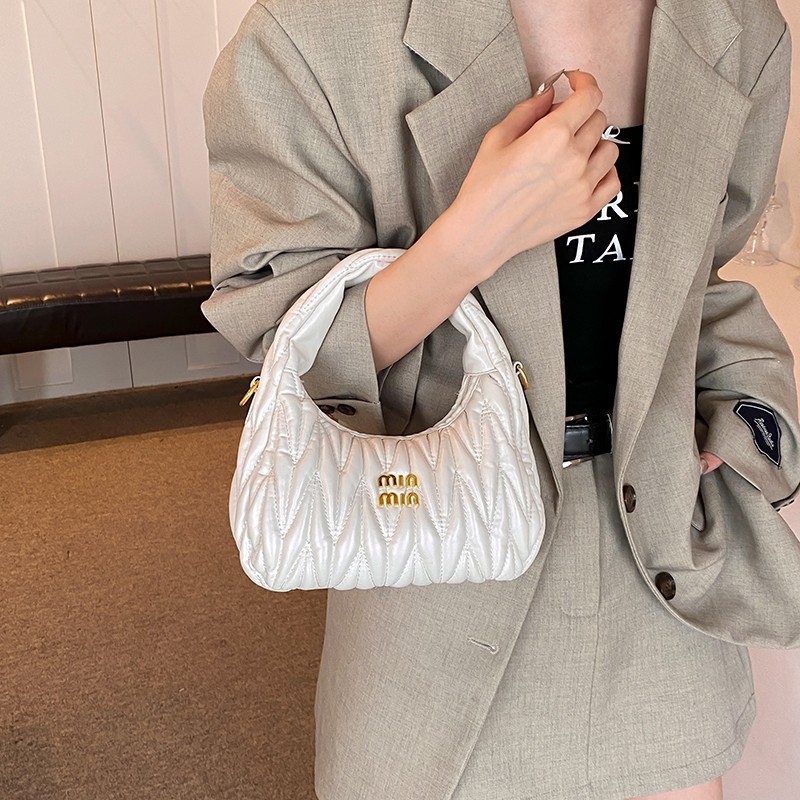 PU ženska crossbody torba, vodoravni kvadratni oblik, najlonska podstava, zatvaranje na zip, jedan remen, gradski minimalistički stil, ljeto 2025