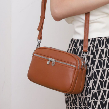 Női crossbody táska valódi bőrből, városi egyszerű stílus, cipzáras zárás, belső cipzáros rekesz és telefonrekesz.