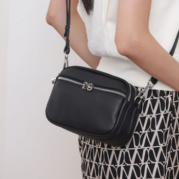 Női crossbody táska valódi bőrből, városi egyszerű stílus, cipzáras zárás, belső cipzáros rekesz és telefonrekesz.