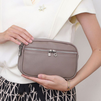 Női crossbody táska valódi bőrből, városi egyszerű stílus, cipzáras zárás, belső cipzáros rekesz és telefonrekesz.