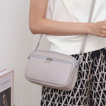 Női crossbody táska valódi bőrből, városi egyszerű stílus, cipzáras zárás, belső cipzáros rekesz és telefonrekesz.