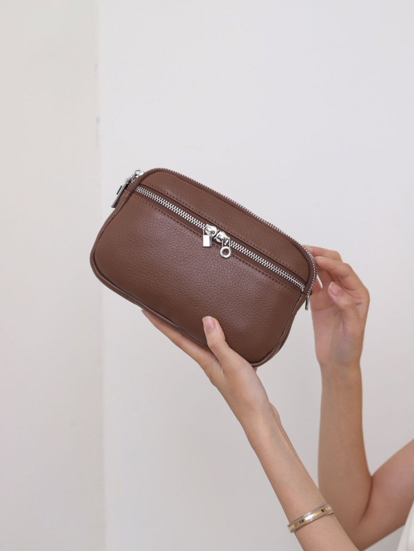 Női crossbody táska valódi bőrből, városi egyszerű stílus, cipzáras zárás, belső cipzáros rekesz és telefonrekesz.