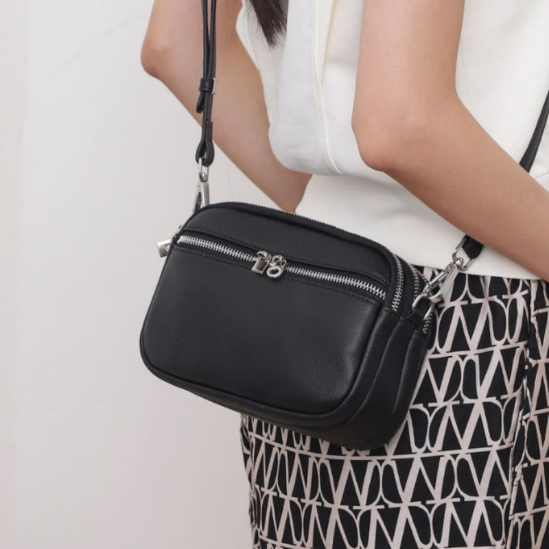 Női crossbody táska valódi bőrből, városi egyszerű stílus, cipzáras zárás, belső cipzáros rekesz és telefonrekesz.