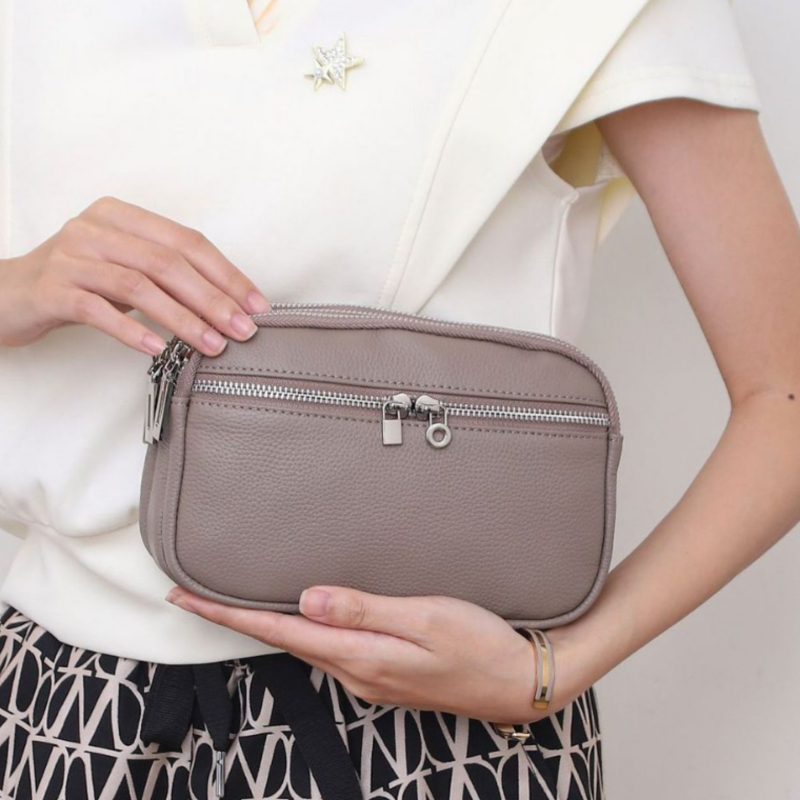 Női crossbody táska valódi bőrből, városi egyszerű stílus, cipzáras zárás, belső cipzáros rekesz és telefonrekesz.