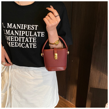 PU anyagú kancsó alakú válltáska, városi minimalist stílus, záródó csattal, poliészter bélés, egypántos vállpánt, belső cipzáras zseb és telefonzseb.