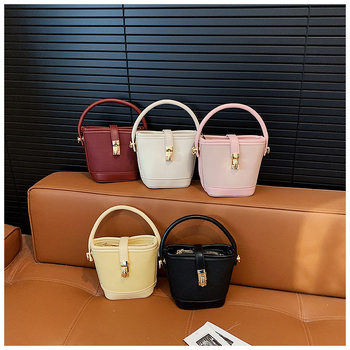 PU anyagú kancsó alakú válltáska, városi minimalist stílus, záródó csattal, poliészter bélés, egypántos vállpánt, belső cipzáras zseb és telefonzseb.