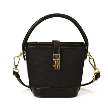 PU anyagú kancsó alakú válltáska, városi minimalist stílus, záródó csattal, poliészter bélés, egypántos vállpánt, belső cipzáras zseb és telefonzseb.