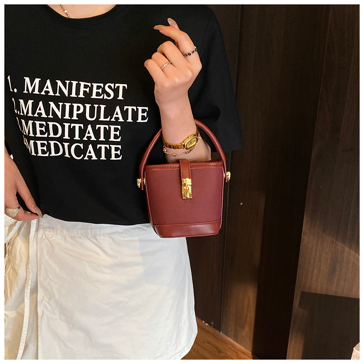 PU anyagú kancsó alakú válltáska, városi minimalist stílus, záródó csattal, poliészter bélés, egypántos vállpánt, belső cipzáras zseb és telefonzseb.