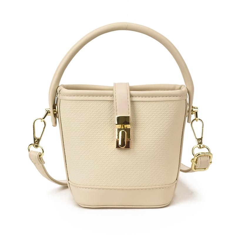 PU anyagú kancsó alakú válltáska, városi minimalist stílus, záródó csattal, poliészter bélés, egypántos vállpánt, belső cipzáras zseb és telefonzseb.