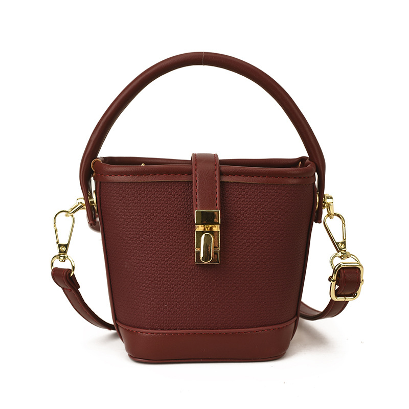 PU anyagú kancsó alakú válltáska, városi minimalist stílus, záródó csattal, poliészter bélés, egypántos vállpánt, belső cipzáras zseb és telefonzseb.