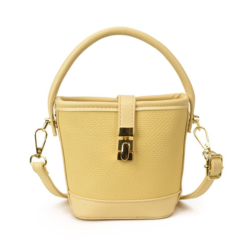 PU anyagú kancsó alakú válltáska, városi minimalist stílus, záródó csattal, poliészter bélés, egypántos vállpánt, belső cipzáras zseb és telefonzseb.