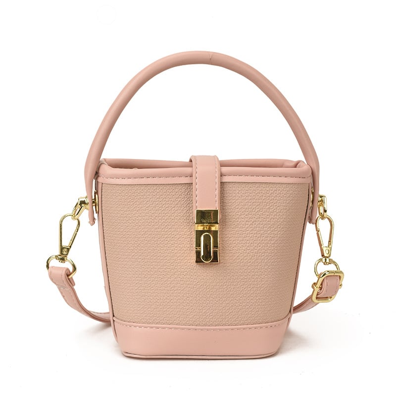 PU anyagú kancsó alakú válltáska, városi minimalist stílus, záródó csattal, poliészter bélés, egypántos vállpánt, belső cipzáras zseb és telefonzseb.