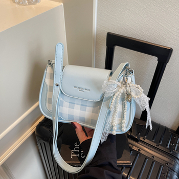 PU anyagú kis négyszögletes válltáska fedéllel és rejtett cipzáras zsebbel