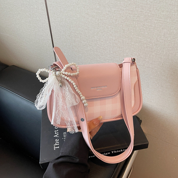 PU anyagú kis négyszögletes válltáska fedéllel és rejtett cipzáras zsebbel