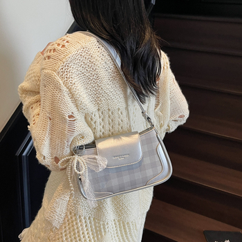 PU anyagú kis négyszögletes válltáska fedéllel és rejtett cipzáras zsebbel