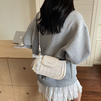 PU anyagú kis négyszögletes válltáska fedéllel és rejtett cipzáras zsebbel