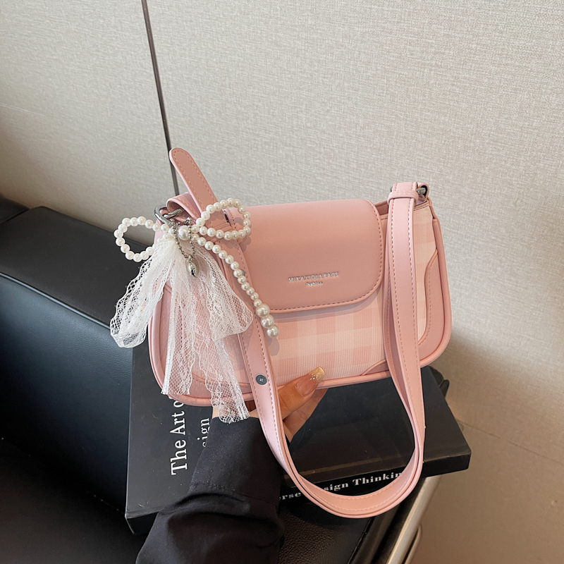 PU anyagú kis négyszögletes válltáska fedéllel és rejtett cipzáras zsebbel