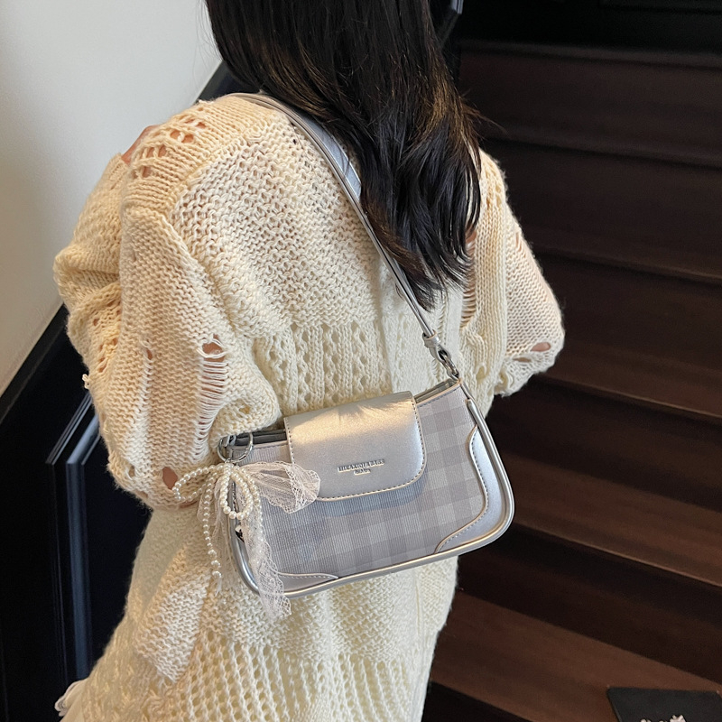 PU anyagú kis négyszögletes válltáska fedéllel és rejtett cipzáras zsebbel