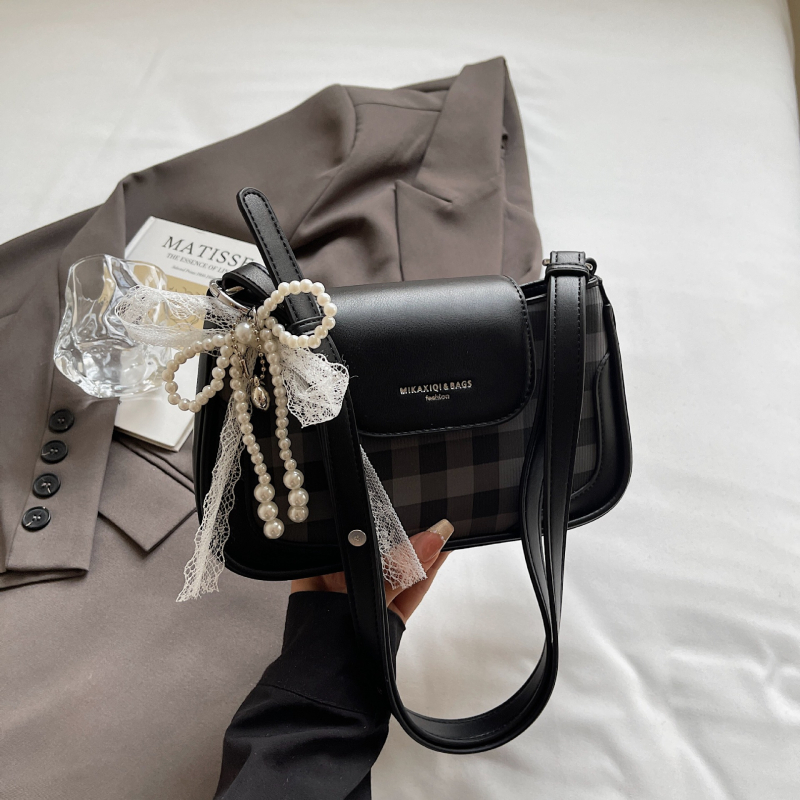 PU anyagú kis négyszögletes válltáska fedéllel és rejtett cipzáras zsebbel