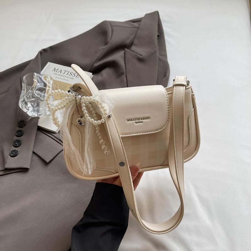 PU anyagú kis négyszögletes válltáska fedéllel és rejtett cipzáras zsebbel