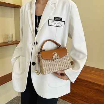 Női szalmából készült négyszögletes válltáska utcai stílusban, mágneses zárás, szintetikus bélésű belső rész, vízszintes négyszögletes forma, egy vállon hordható pánt, mindennapi viselethez