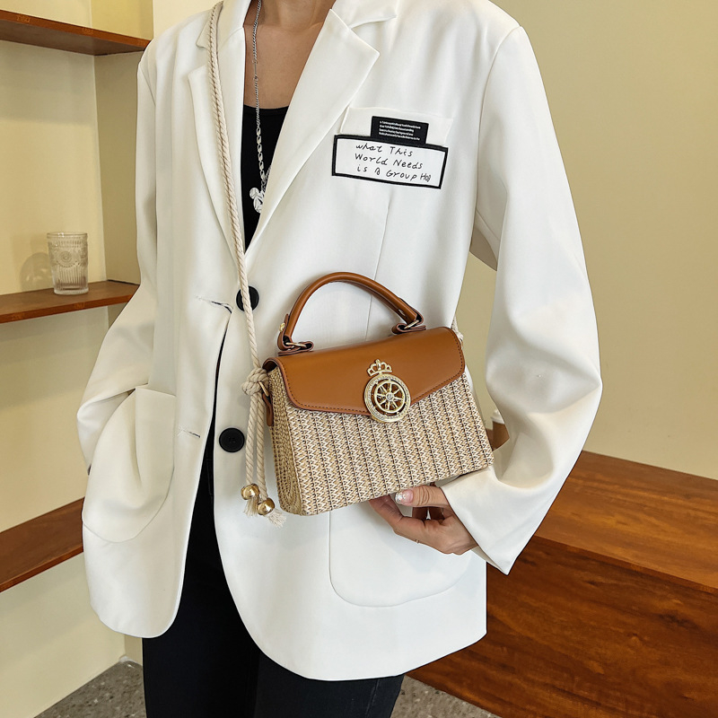 Női szalmából készült négyszögletes válltáska utcai stílusban, mágneses zárás, szintetikus bélésű belső rész, vízszintes négyszögletes forma, egy vállon hordható pánt, mindennapi viselethez