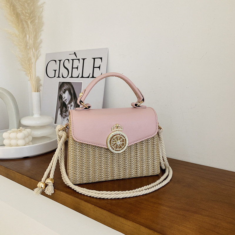 Női szalmából készült négyszögletes válltáska utcai stílusban, mágneses zárás, szintetikus bélésű belső rész, vízszintes négyszögletes forma, egy vállon hordható pánt, mindennapi viselethez