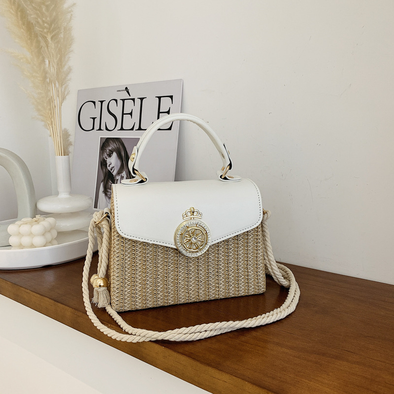 Női szalmából készült négyszögletes válltáska utcai stílusban, mágneses zárás, szintetikus bélésű belső rész, vízszintes négyszögletes forma, egy vállon hordható pánt, mindennapi viselethez