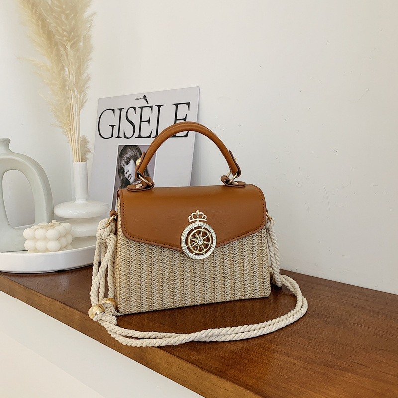 Női szalmából készült négyszögletes válltáska utcai stílusban, mágneses zárás, szintetikus bélésű belső rész, vízszintes négyszögletes forma, egy vállon hordható pánt, mindennapi viselethez