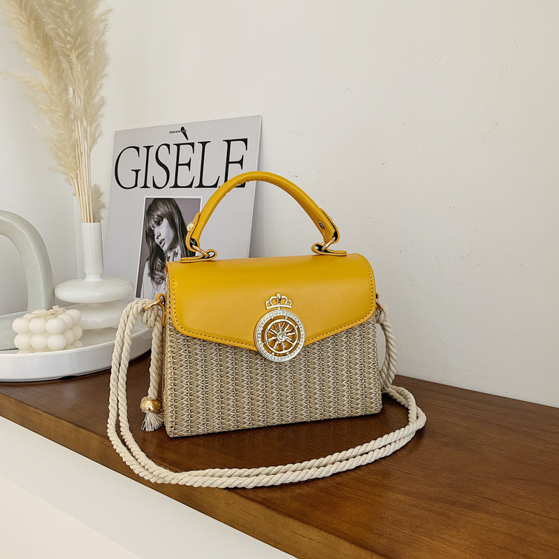 Női szalmából készült négyszögletes válltáska utcai stílusban, mágneses zárás, szintetikus bélésű belső rész, vízszintes négyszögletes forma, egy vállon hordható pánt, mindennapi viselethez